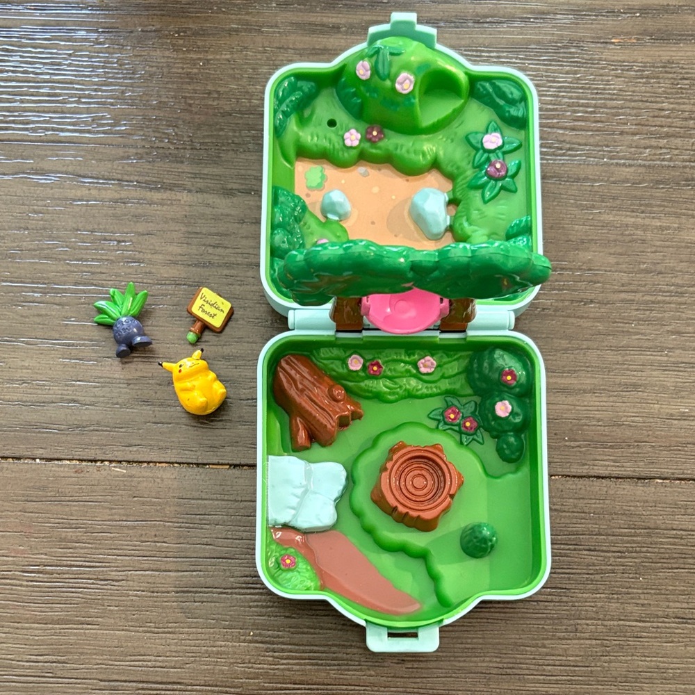 Pokémon Vintage 1997 Polly Pocket (not complete)